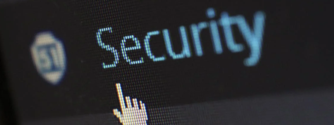 Imagem da tela de um dispositivo digital em que uma seta aponta para o termo "security", que significa segurança em inglês.