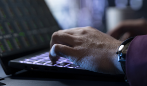 Pessoa digitando no notebook