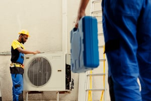 Técnico chegando ao local com equipamentos para realizar manutenção no ar-condicionado externo.