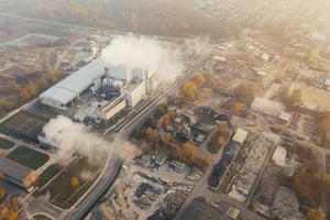 Complexo industrial com chaminés soltando fumaça