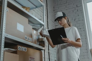 Pessoa em um almoxarifado verificando produtos